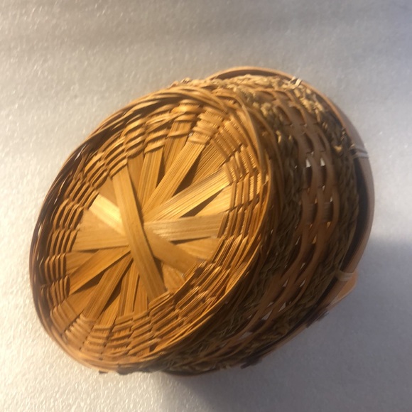 Vintage Apple hand woven basket - Picture 8 of 16